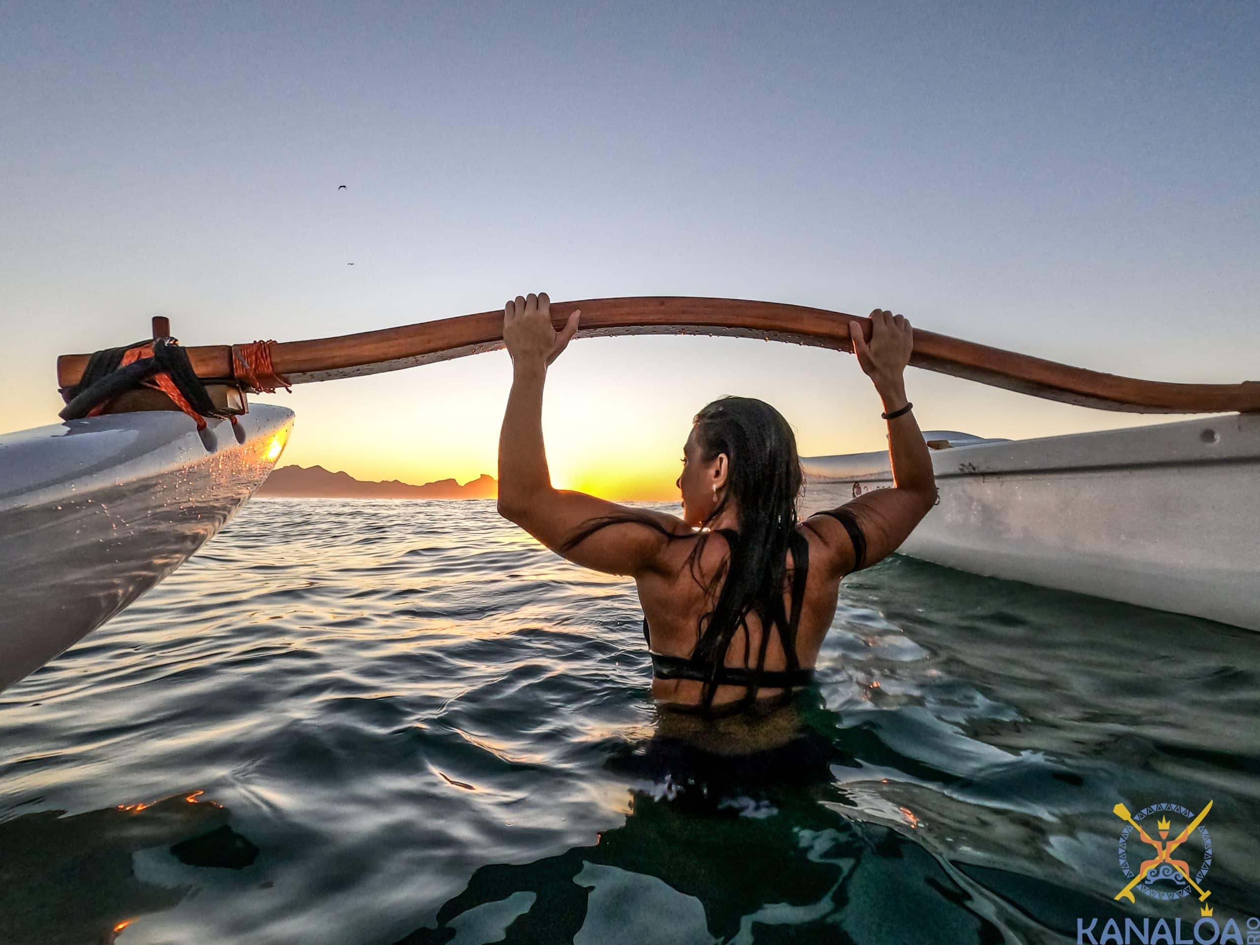canoa havaiana rj praia do pontal recreio mulher de costas no mar